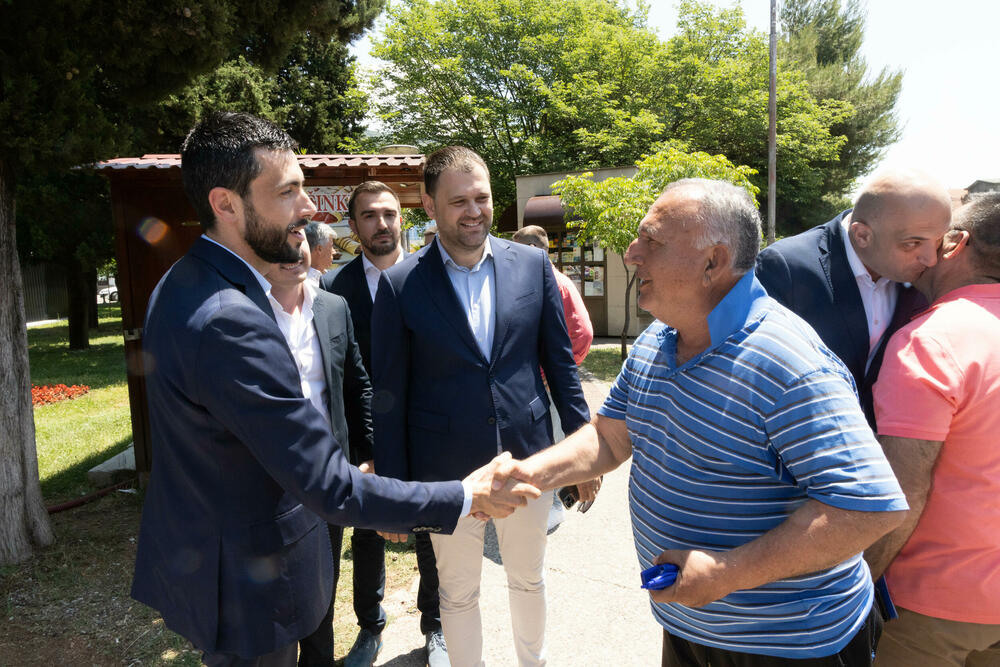 <p>"Pred nama je najjednostavniji zadatak. Izađimo na izbore 11. juna i olovkom zaokružimo broj ispred onih za koje znamo da nas neće izdati i prodati", rekao je Živković</p>