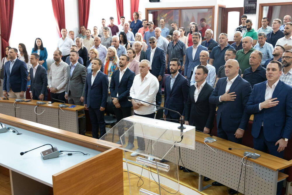 <p>"Pred nama je najjednostavniji zadatak. Izađimo na izbore 11. juna i olovkom zaokružimo broj ispred onih za koje znamo da nas neće izdati i prodati", rekao je Živković</p>