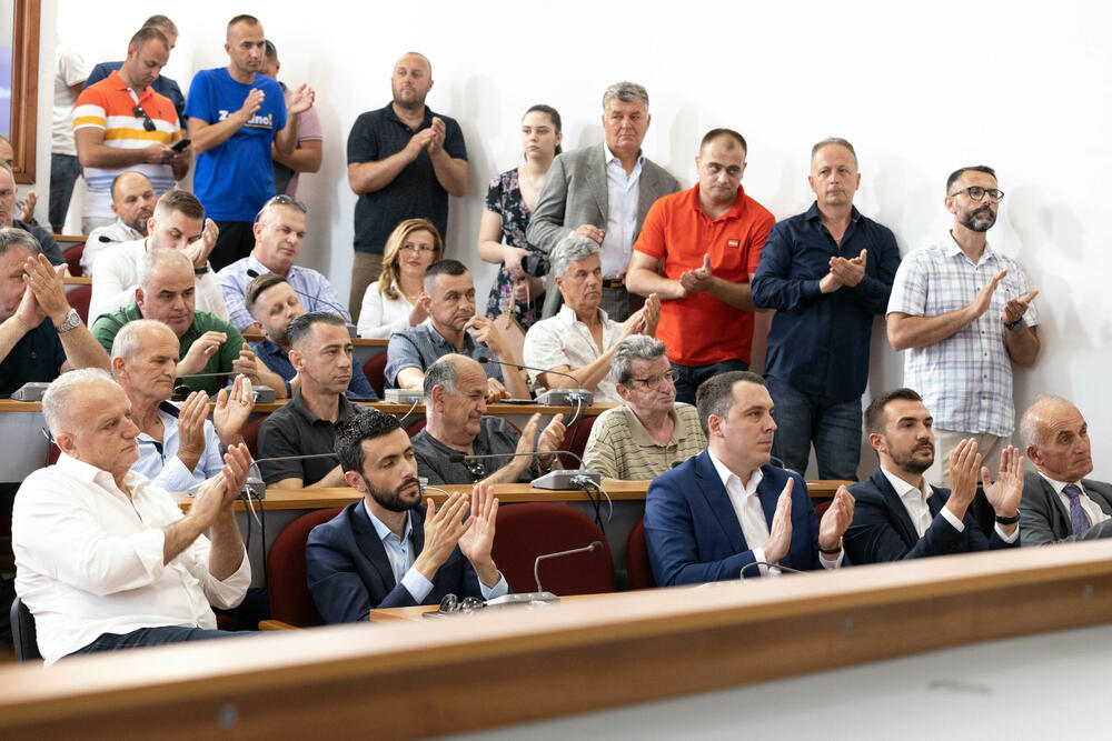 <p>"Pred nama je najjednostavniji zadatak. Izađimo na izbore 11. juna i olovkom zaokružimo broj ispred onih za koje znamo da nas neće izdati i prodati", rekao je Živković</p>