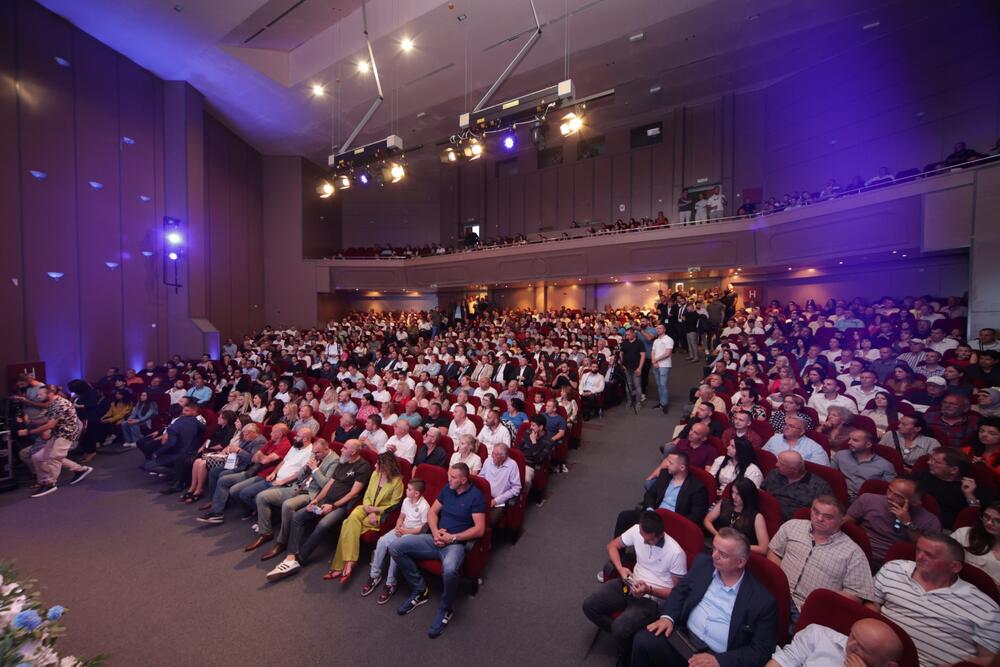 Dritan Abazović, Aleksa i Dritan - Hrabro se broji