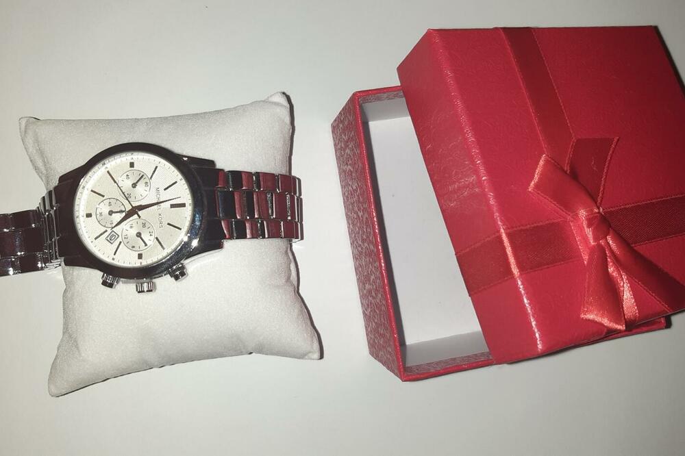 Sat sa krivotvorenim brendom naručen onlajn, Foto: Biljana Matijašević