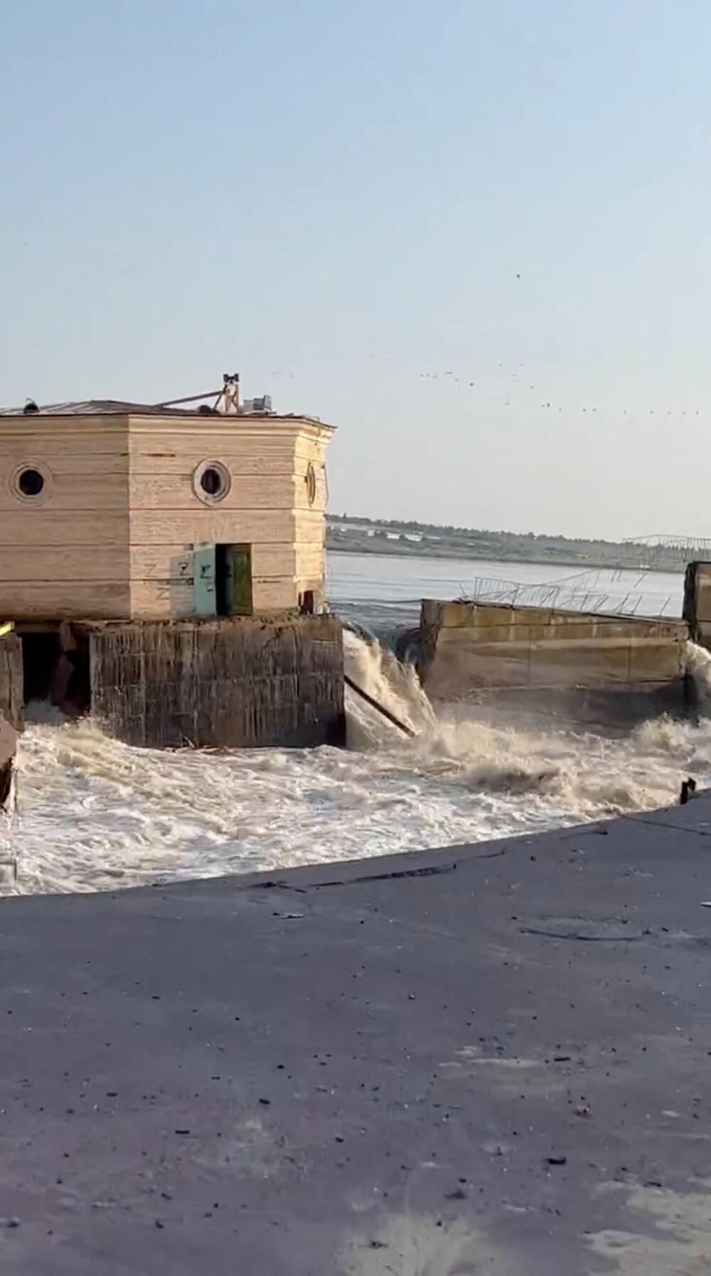 <p>Dnjepar je treća najveća rijeka Evrope, a Hidroelektrana "Nova Kahovka" nalazi se praktično na njenom kraju, na oko stotinjak kilometara od njenog ušća u Crno more - istočnu stranu rijeke u Hersonskoj oblasti kontroliše Rusija, a zapadnu Ukrajina</p>