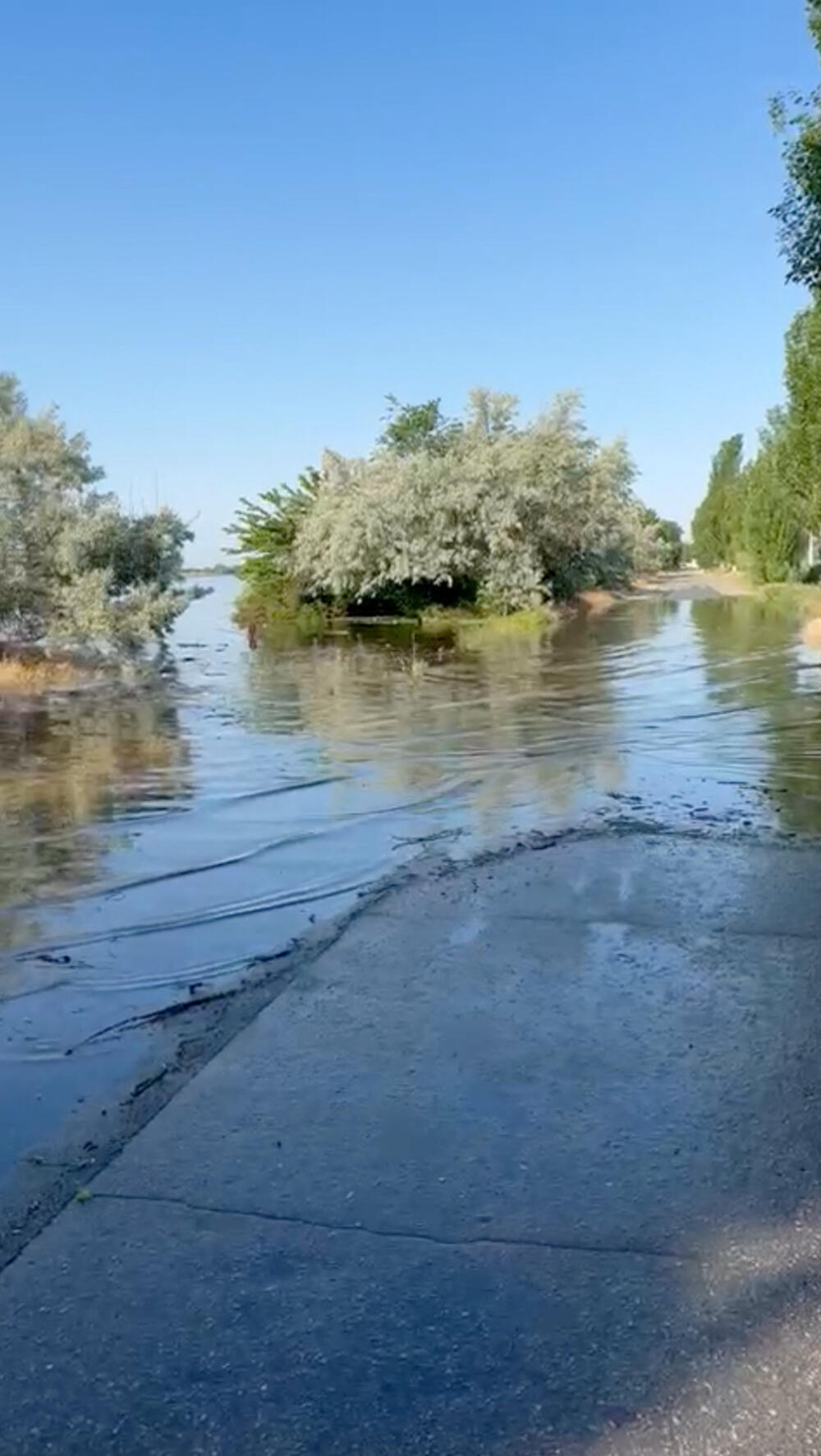 <p>Dnjepar je treća najveća rijeka Evrope, a Hidroelektrana "Nova Kahovka" nalazi se praktično na njenom kraju, na oko stotinjak kilometara od njenog ušća u Crno more - istočnu stranu rijeke u Hersonskoj oblasti kontroliše Rusija, a zapadnu Ukrajina</p>
