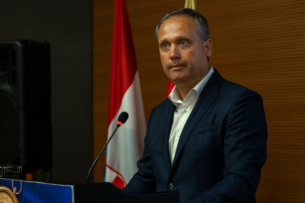 <p>Hrvatska građanska inicijativa (HGI) održala je završnu konvenciju u Tivtu</p>