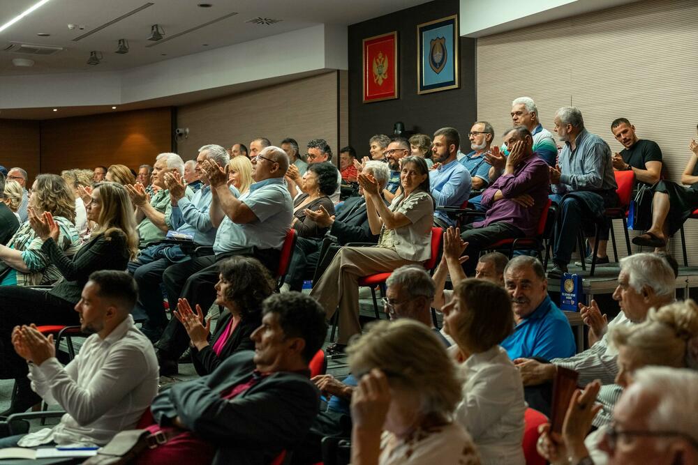 <p>Hrvatska građanska inicijativa (HGI) održala je završnu konvenciju u Tivtu</p>