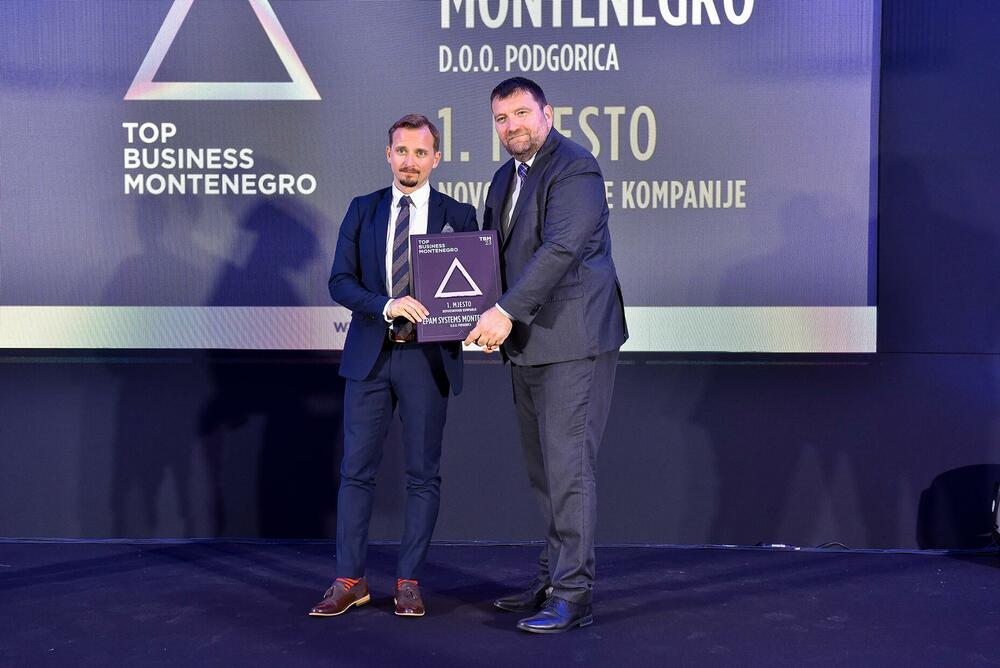 <p>Svaki početak je velik i važan, a da bi i rezultat bio takav, onda on mora biti zelen, poručeno je sa svečanosti na kojoj su dodijeljena priznanja najuspješnijim crnogorskim preduzećima rangiranim u 2022. godini u okviru inicijative TOP BUSINESS MONTENEGRO 2023 (TBM). Na svečanosti je podgoričkom Institutu za bolesti djece uručena donacija TBM inicijative i Crnogoske komercijalne banke (CKB), vrijedna šest hiljada eura.</p>