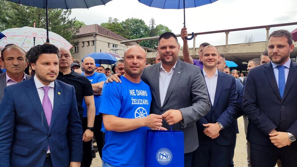 <p>Potpisan kolektivni ugovor, ali i prvi ugovor sa stranim investitorom. „Najljepša priča Crne Gore je Željezara Nikšić i ja im želim svaki uspjeh", kazao je premijer Abazović</p>  <p> </p>