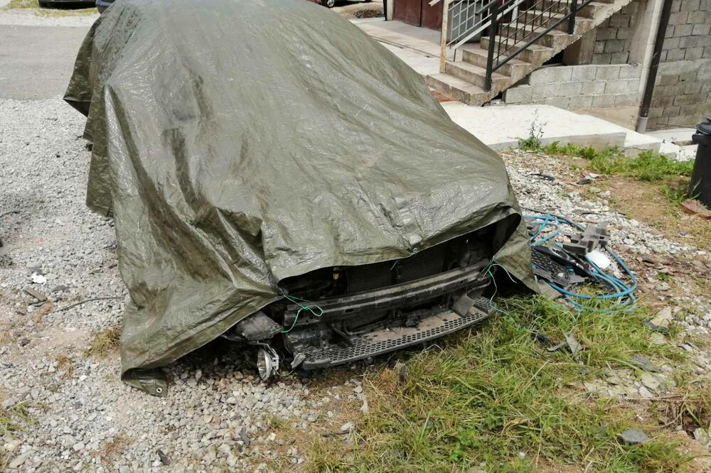 Uništeni automobil, Foto: Jadranka Ćetković
