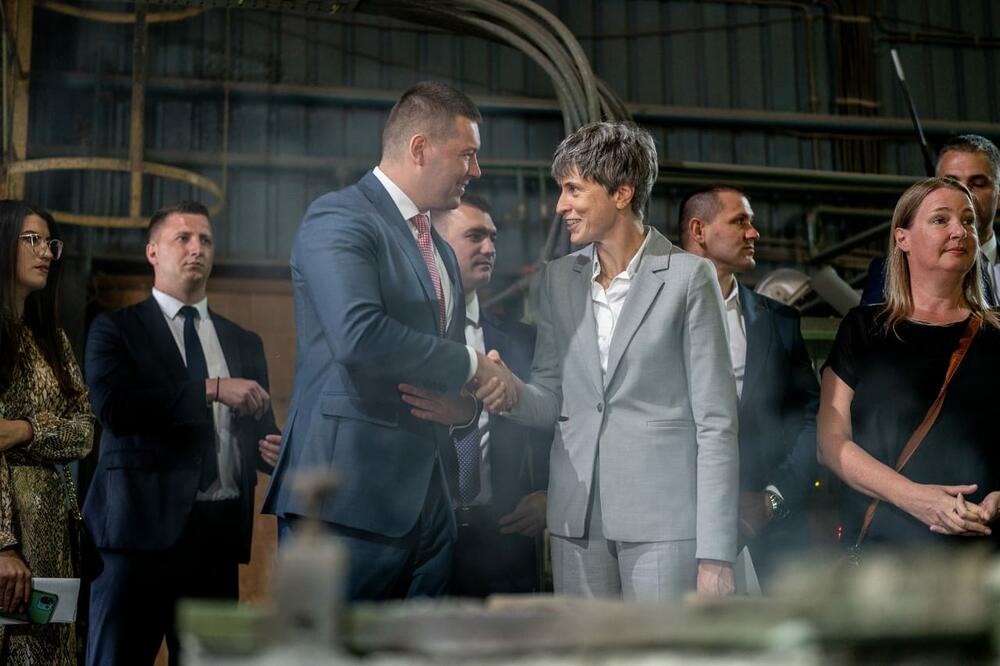 <p>“Sa svakim uništenim komadom vatrenog oružja korak smo bliže društvu u kojem preovladava mir i bezbjednost”, naglasio je Adžić</p>