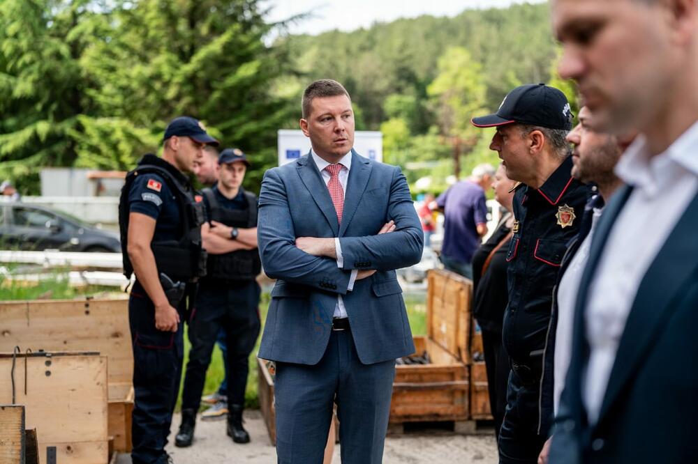 <p>“Sa svakim uništenim komadom vatrenog oružja korak smo bliže društvu u kojem preovladava mir i bezbjednost”, naglasio je Adžić</p>