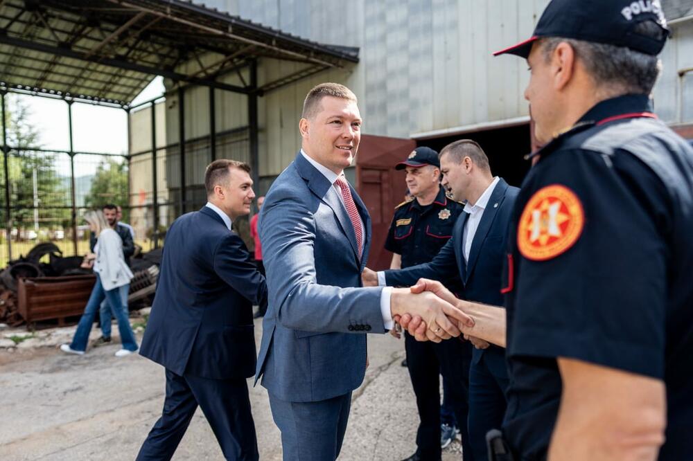 <p>“Sa svakim uništenim komadom vatrenog oružja korak smo bliže društvu u kojem preovladava mir i bezbjednost”, naglasio je Adžić</p>