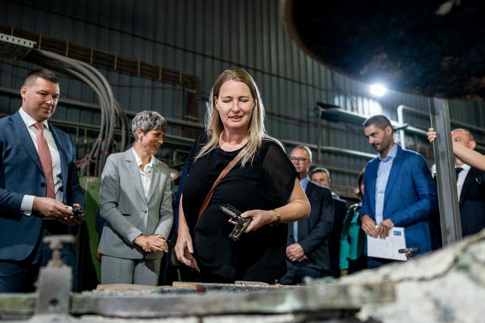 <p>“Sa svakim uništenim komadom vatrenog oružja korak smo bliže društvu u kojem preovladava mir i bezbjednost”, naglasio je Adžić</p>