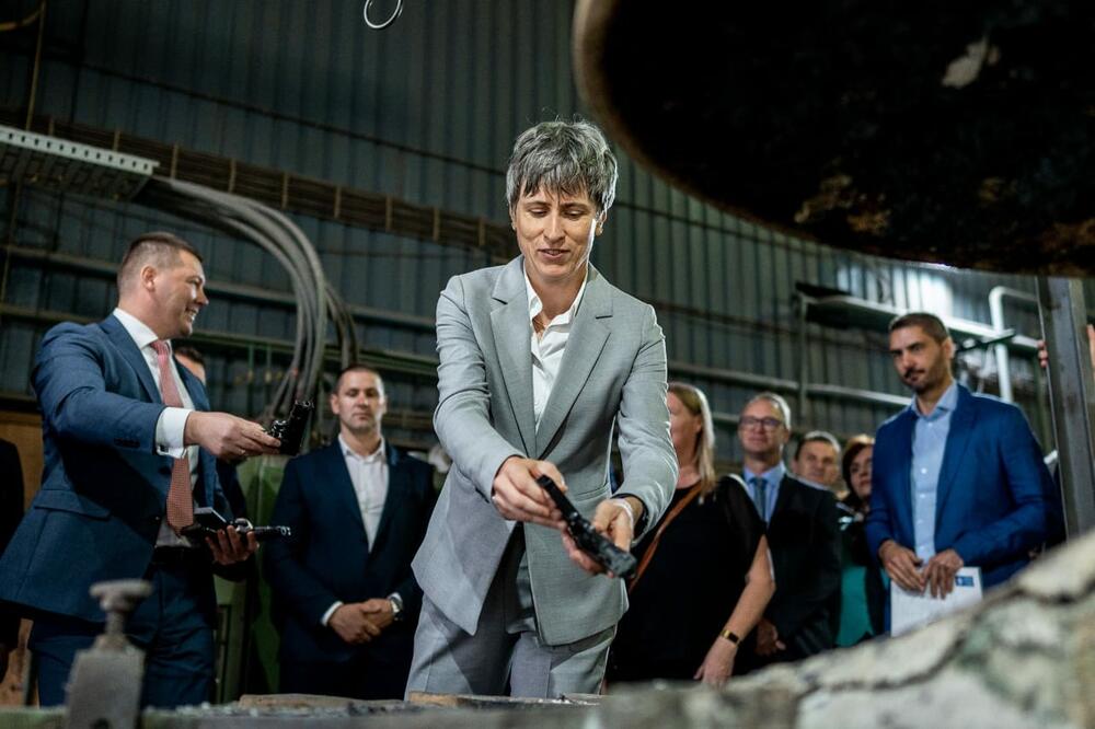 <p>“Sa svakim uništenim komadom vatrenog oružja korak smo bliže društvu u kojem preovladava mir i bezbjednost”, naglasio je Adžić</p>