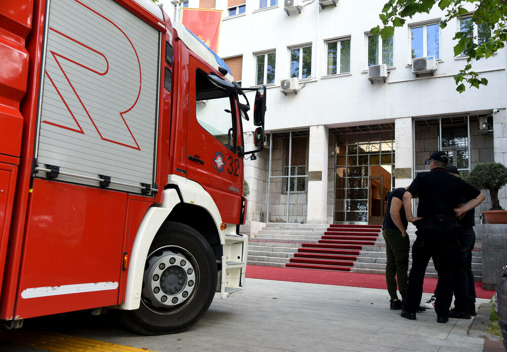 <p>Otkazan je današnji eksterni ispit iz matematike za polumaturante, a bio je planiran za podne</p>