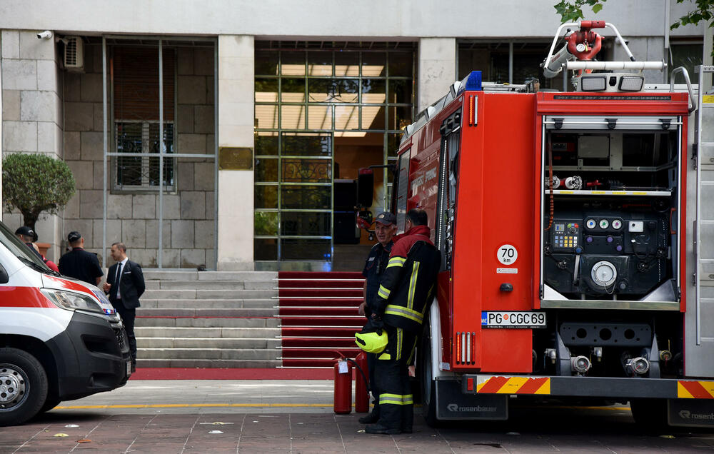 <p>Otkazan je današnji eksterni ispit iz matematike za polumaturante, a bio je planiran za podne</p>