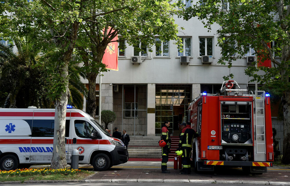 <p>Otkazan je današnji eksterni ispit iz matematike za polumaturante, a bio je planiran za podne</p>