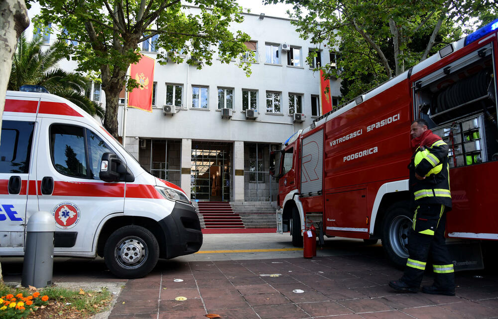 <p>Otkazan je današnji eksterni ispit iz matematike za polumaturante, a bio je planiran za podne</p>