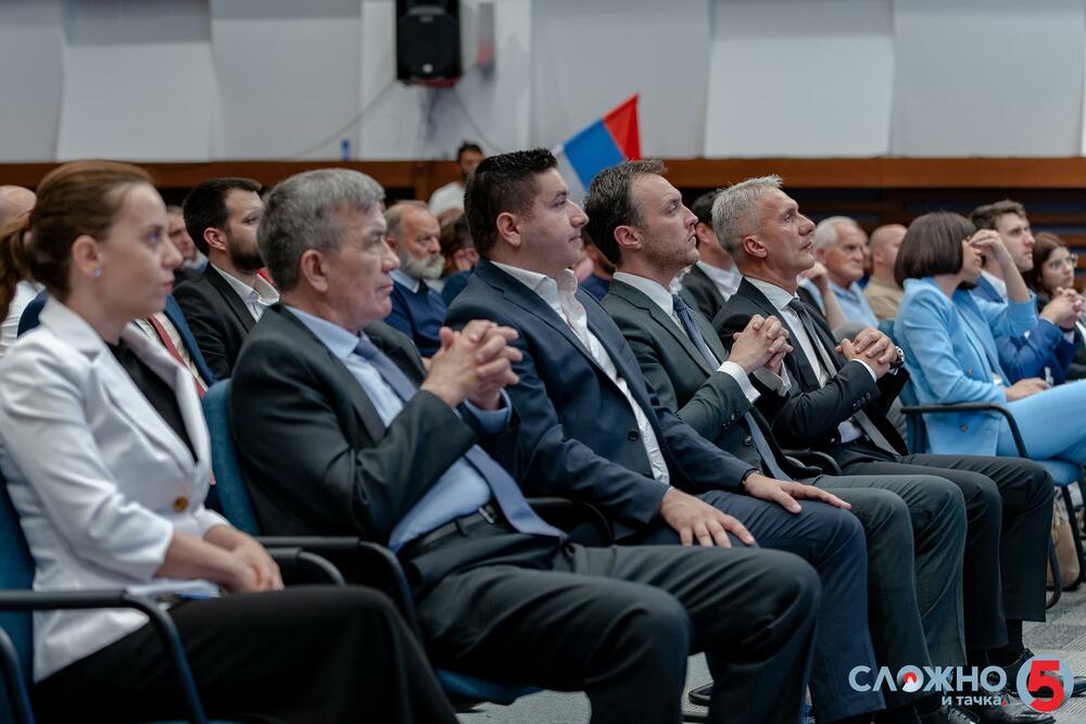 <p>"Nemamo sivu eminenciju koja stoji iza nas da posle očekuju od nas da ispunjavamo nekakve usluge ili da vraćamo određene usluge", rekao je Vukšić</p>