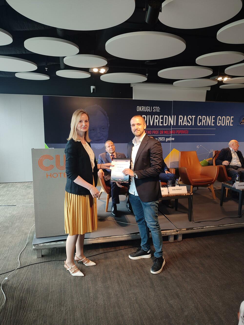 <p>"Na okruglom stolu su na temu temu privrednog rasta Crne Gore govorili ekonomski stručnjaci i prijatelji profesora Popovića, kako iz Crne Gore, tako i šire", navodi se u saopštenju.</p>