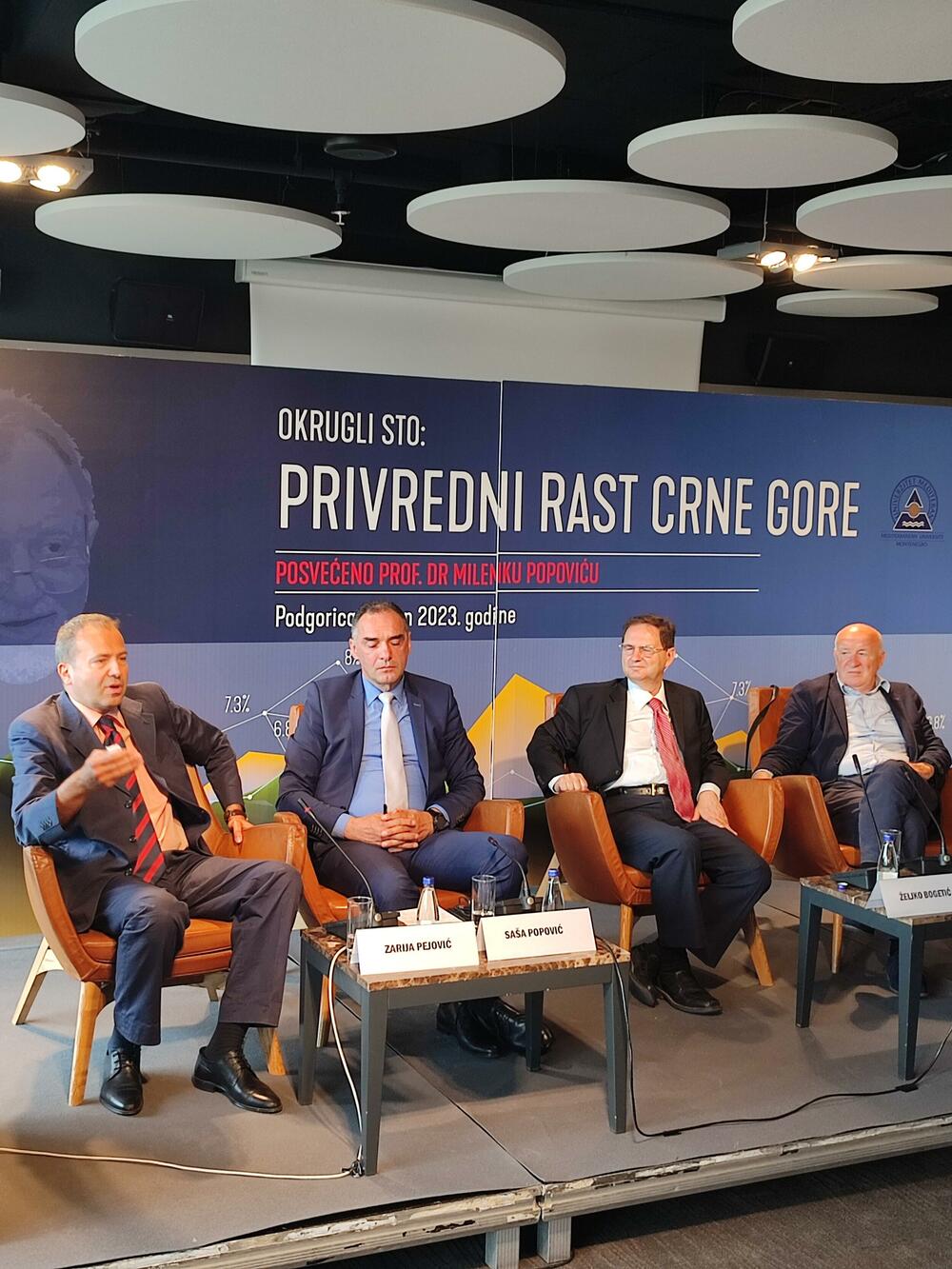 <p>"Na okruglom stolu su na temu temu privrednog rasta Crne Gore govorili ekonomski stručnjaci i prijatelji profesora Popovića, kako iz Crne Gore, tako i šire", navodi se u saopštenju.</p>