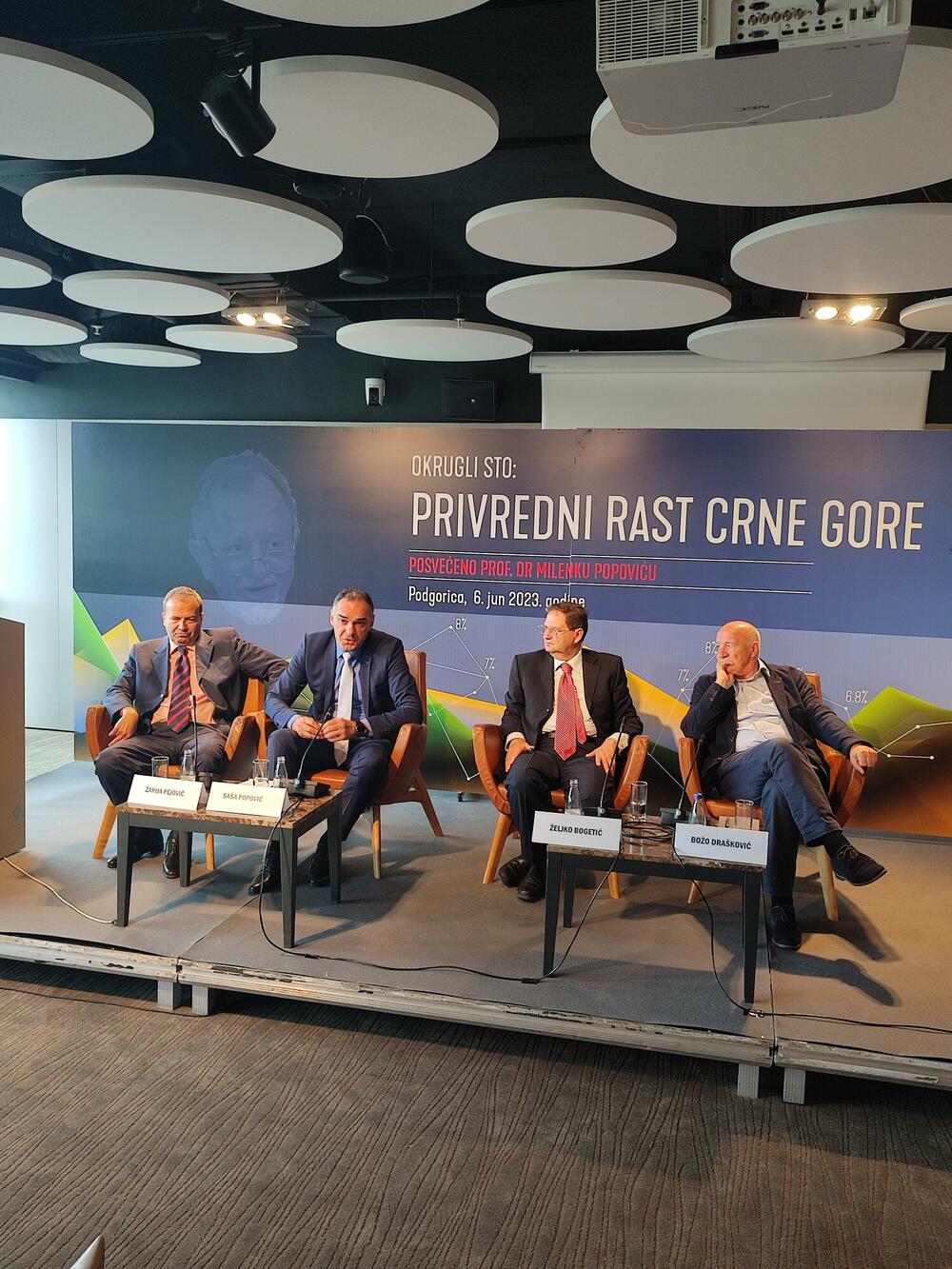 <p>"Na okruglom stolu su na temu temu privrednog rasta Crne Gore govorili ekonomski stručnjaci i prijatelji profesora Popovića, kako iz Crne Gore, tako i šire", navodi se u saopštenju.</p>