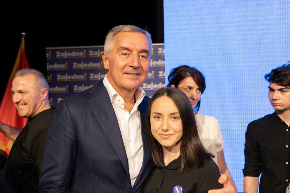 <p>"Savremeni imperijalisti nisu računali na prkosni osmijeh Ljuba Čupića onda kada su mislili da će sa domaćim izvođačima uspjeti da se u najkraćem roku razračunaju sa Crnom Gorom", rekao je nosilac liste "Zajedno"</p>