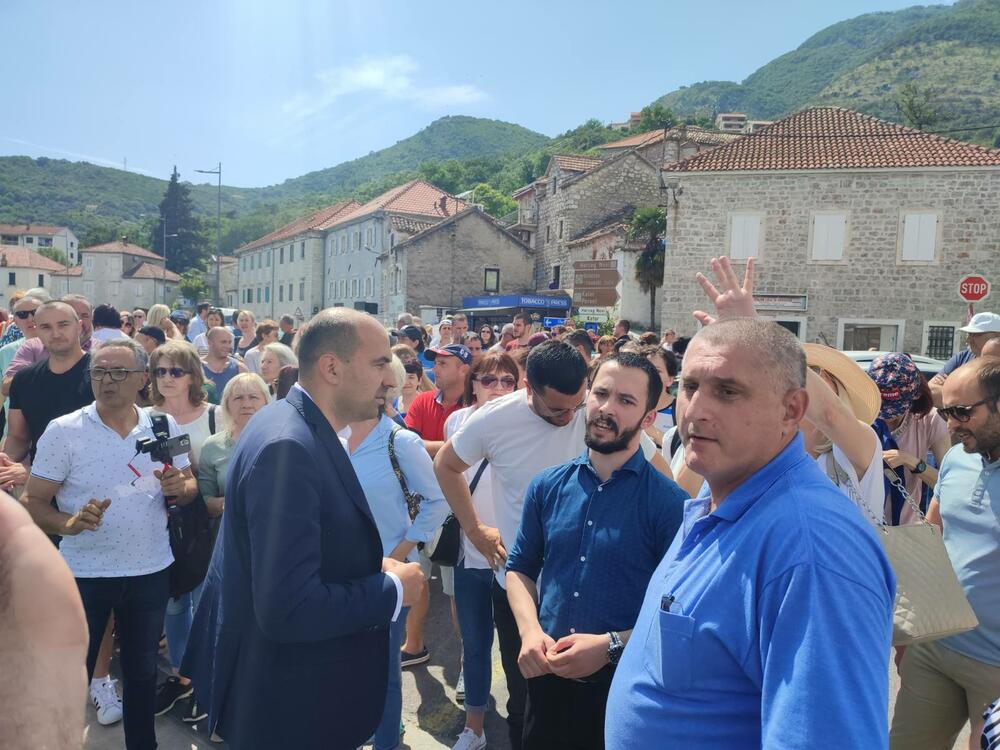 <p>Radnici nijesu dozvoljavali da se sa trajekta "30. avgust" koji je prispio u Kamenare neposredno nakon početka protesta, iskrcaju vozila i putnici</p>