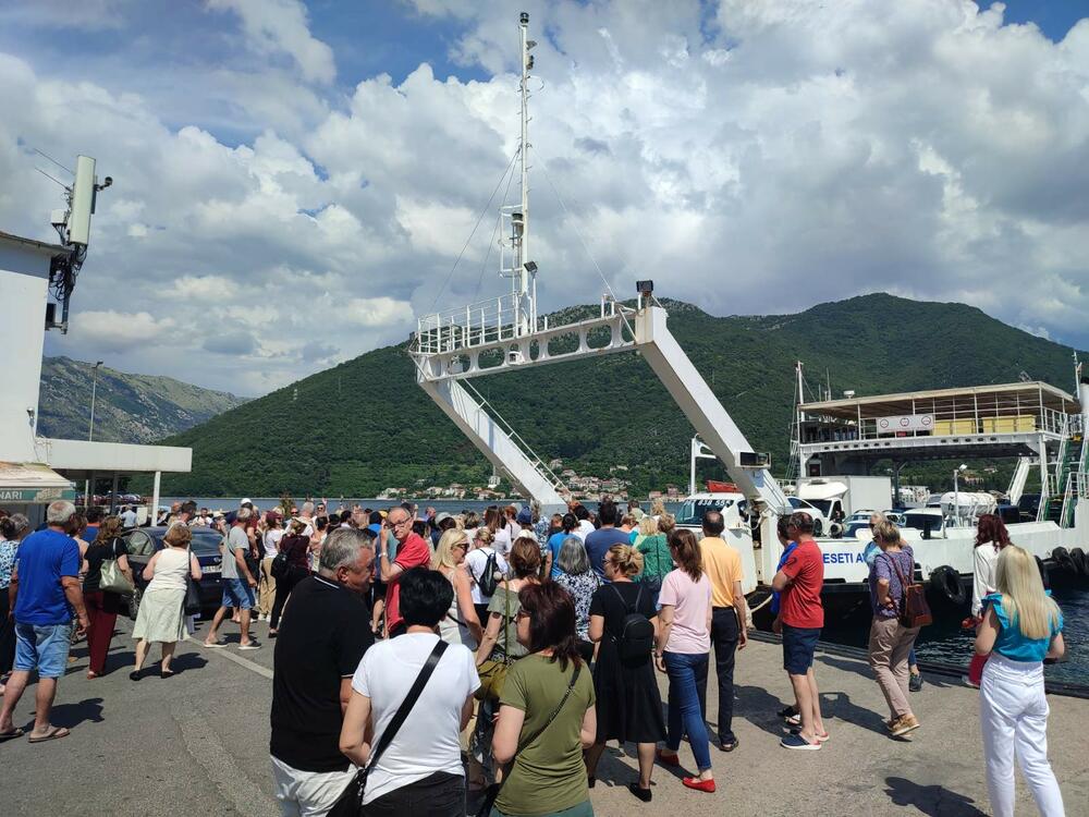 <p>Radnici nijesu dozvoljavali da se sa trajekta "30. avgust" koji je prispio u Kamenare neposredno nakon početka protesta, iskrcaju vozila i putnici</p>