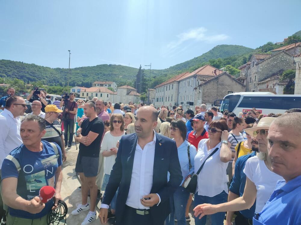 <p>Radnici nijesu dozvoljavali da se sa trajekta "30. avgust" koji je prispio u Kamenare neposredno nakon početka protesta, iskrcaju vozila i putnici</p>