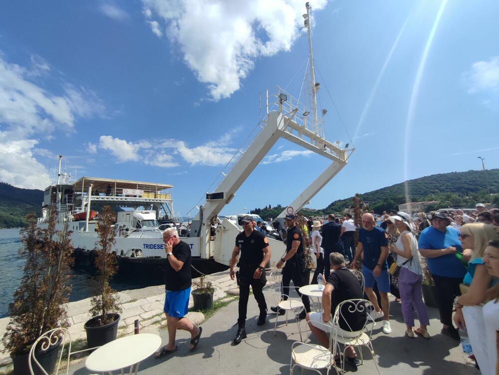 <p>Radnici nijesu dozvoljavali da se sa trajekta "30. avgust" koji je prispio u Kamenare neposredno nakon početka protesta, iskrcaju vozila i putnici</p>