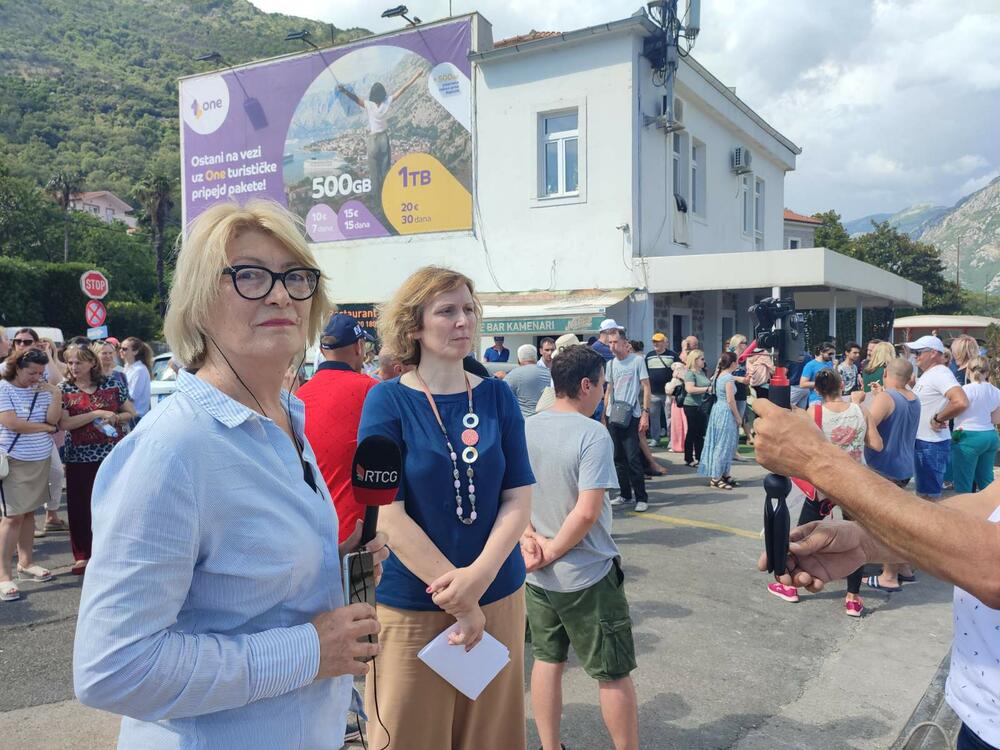 <p>Radnici nijesu dozvoljavali da se sa trajekta "30. avgust" koji je prispio u Kamenare neposredno nakon početka protesta, iskrcaju vozila i putnici</p>