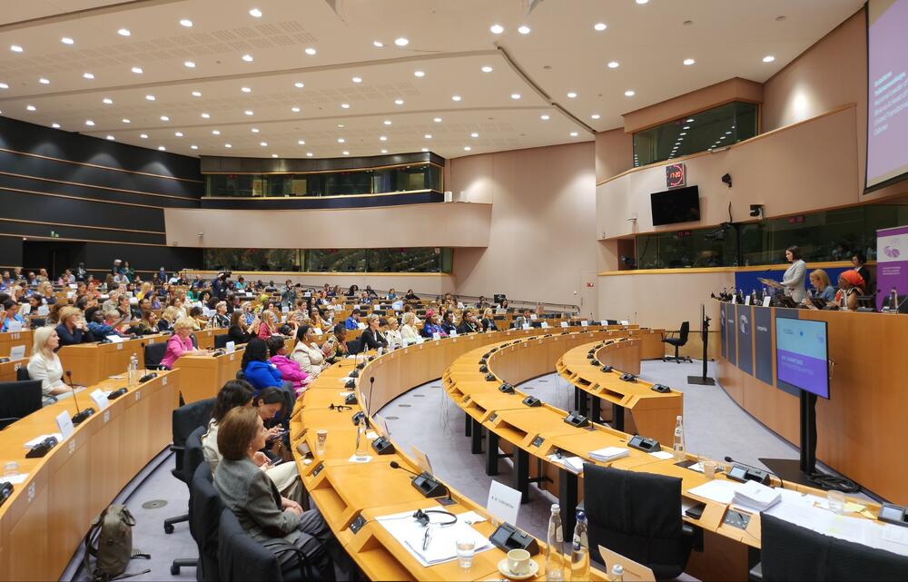 <p>Đurović je, govoreći na temu povećanja broja i uticaja žena u politici, istakla da u se Crnoj Gori, uprkos brojnim naporima koji se već decenijama ulažu u cilju stvaranja društva jednakih mogućnosti za sve, i dalje svjedoči snažnim rodno podijeljenim ulogama koje diktiraju patrijarhalni obrasci</p>