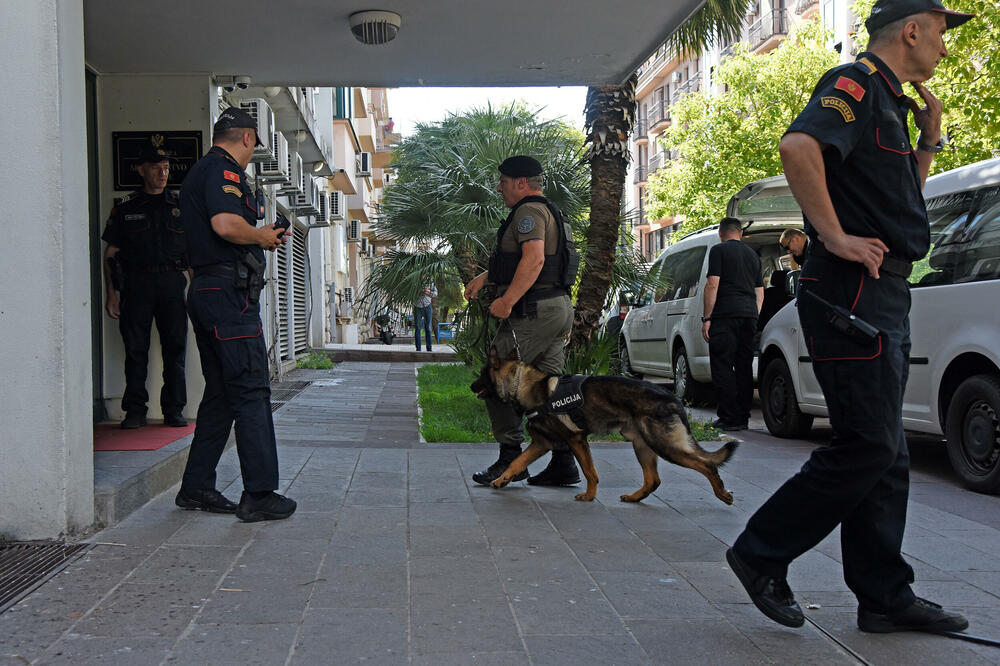 Policijski pregled u zgradi tužilaštva nakon prijeteće dojave, Foto: Luka Zeković
