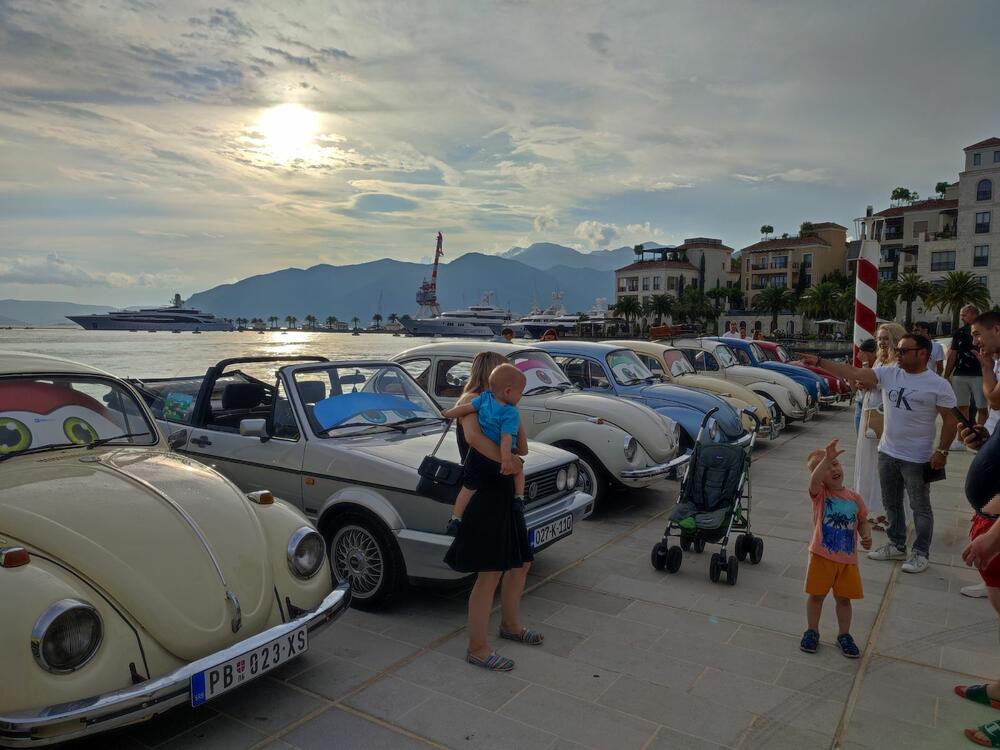 <p>Sa proizvodnih traka Volkswagena u Njemačkoj i širom svijeta popularni "kaffer" ili "buba", silazio je u kontinuitetu od 1945. do 2003. i napravljen je u više od 22 miliona primjeraka</p>