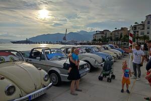 Čuvena "buba" glavna atrakcija skupa Volkswagen oldtajmera u Tivtu