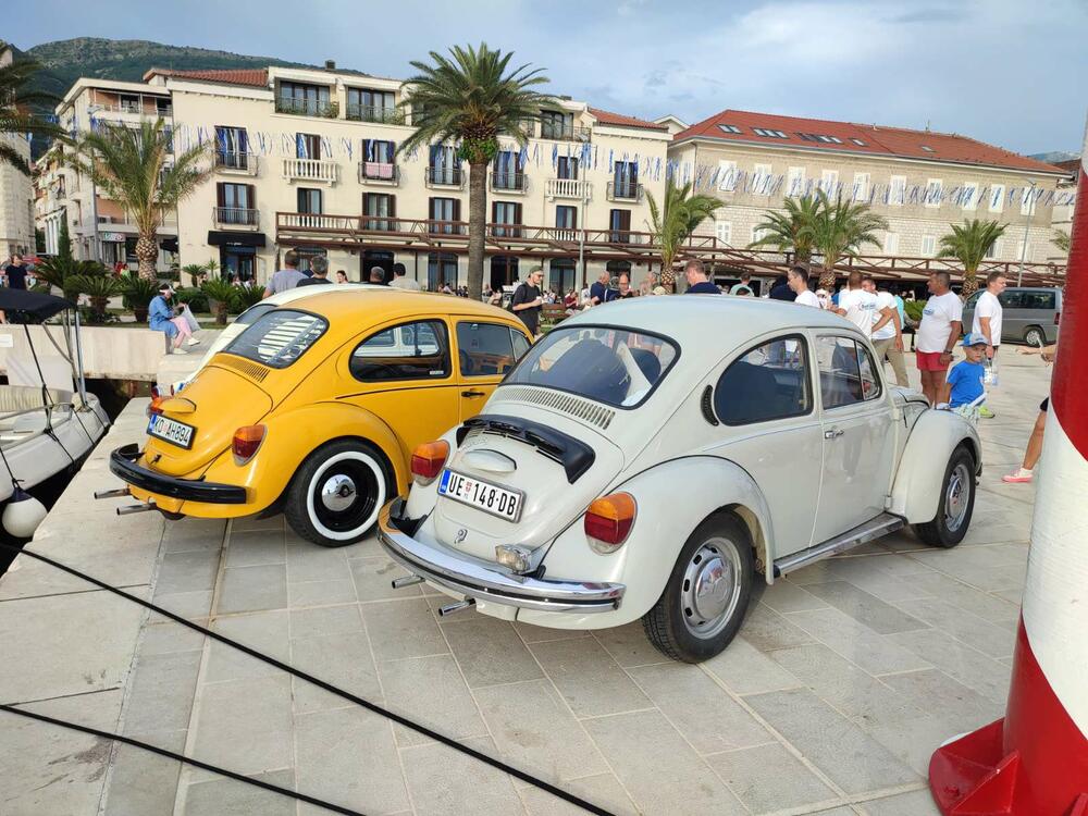 <p>Sa proizvodnih traka Volkswagena u Njemačkoj i širom svijeta popularni "kaffer" ili "buba", silazio je u kontinuitetu od 1945. do 2003. i napravljen je u više od 22 miliona primjeraka</p>