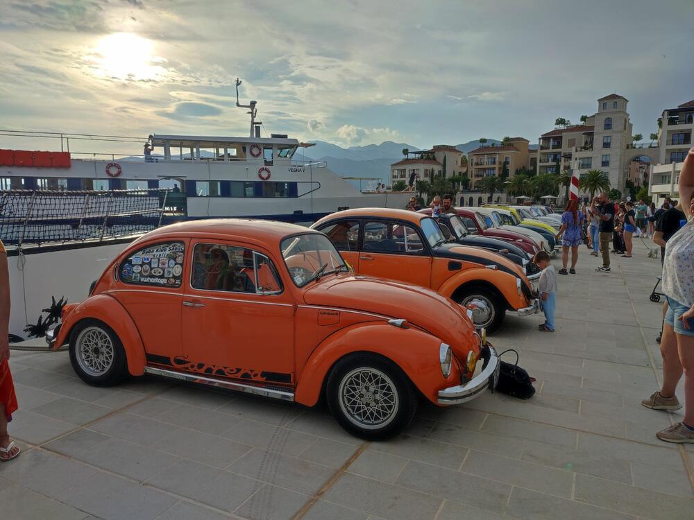 <p>Sa proizvodnih traka Volkswagena u Njemačkoj i širom svijeta popularni "kaffer" ili "buba", silazio je u kontinuitetu od 1945. do 2003. i napravljen je u više od 22 miliona primjeraka</p>