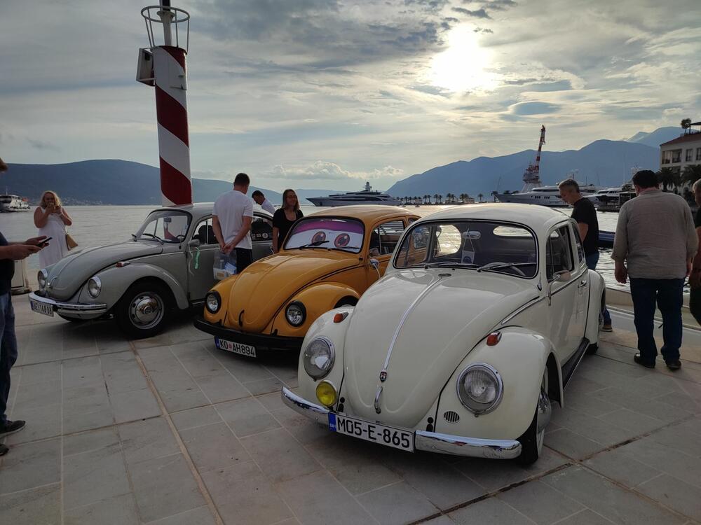 <p>Sa proizvodnih traka Volkswagena u Njemačkoj i širom svijeta popularni "kaffer" ili "buba", silazio je u kontinuitetu od 1945. do 2003. i napravljen je u više od 22 miliona primjeraka</p>