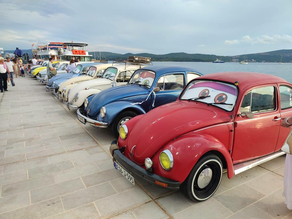 <p>Sa proizvodnih traka Volkswagena u Njemačkoj i širom svijeta popularni "kaffer" ili "buba", silazio je u kontinuitetu od 1945. do 2003. i napravljen je u više od 22 miliona primjeraka</p>