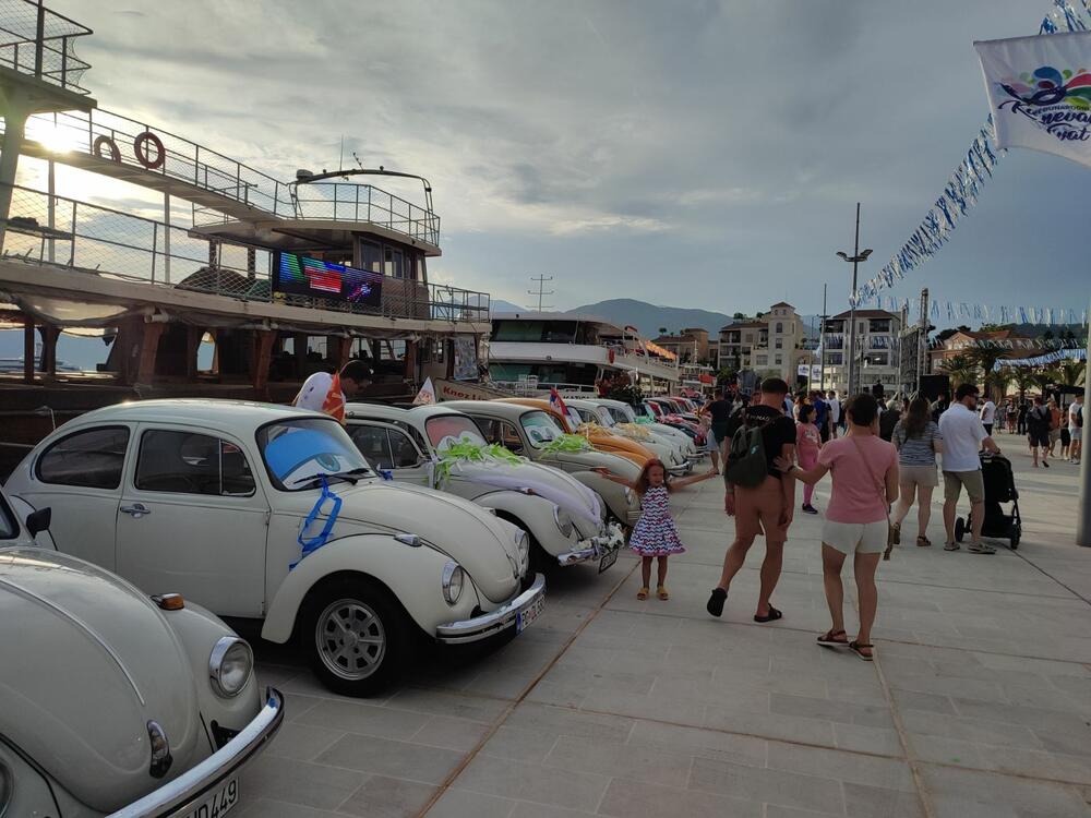 <p>Sa proizvodnih traka Volkswagena u Njemačkoj i širom svijeta popularni "kaffer" ili "buba", silazio je u kontinuitetu od 1945. do 2003. i napravljen je u više od 22 miliona primjeraka</p>