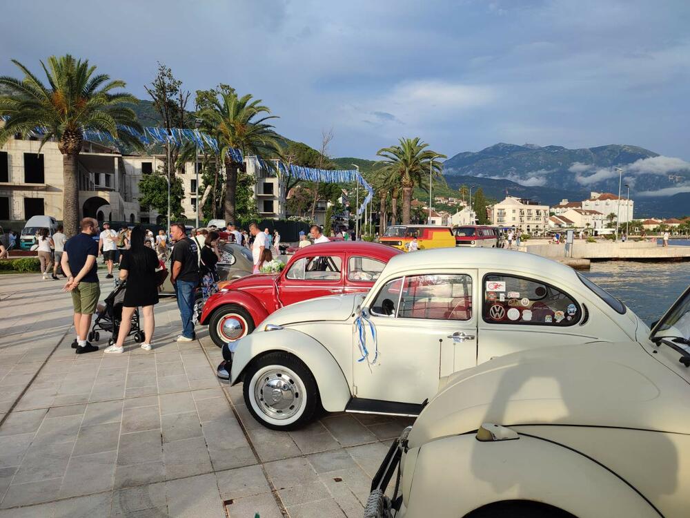 <p>Sa proizvodnih traka Volkswagena u Njemačkoj i širom svijeta popularni "kaffer" ili "buba", silazio je u kontinuitetu od 1945. do 2003. i napravljen je u više od 22 miliona primjeraka</p>