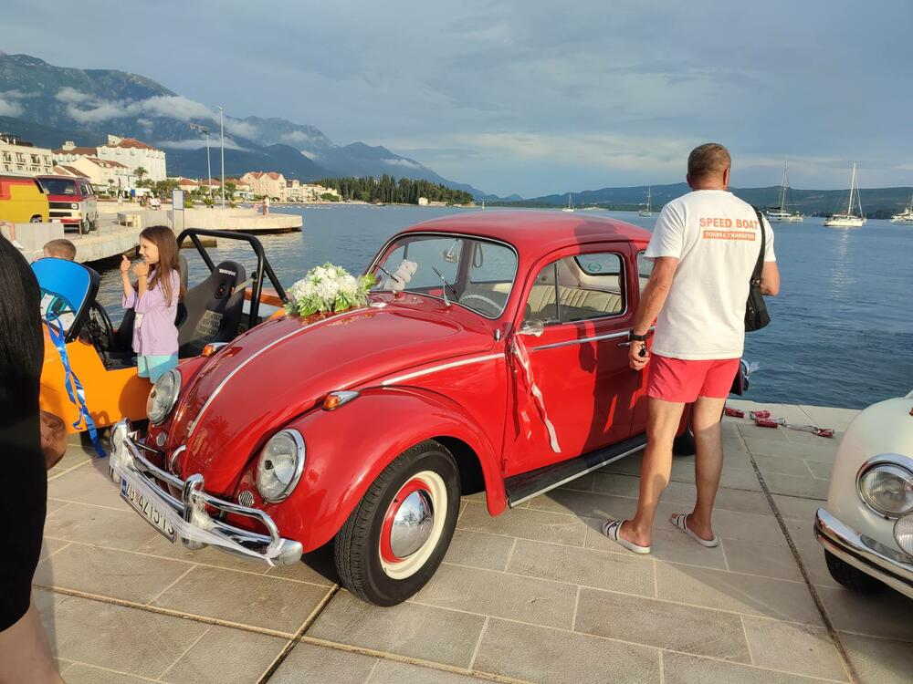 <p>Sa proizvodnih traka Volkswagena u Njemačkoj i širom svijeta popularni "kaffer" ili "buba", silazio je u kontinuitetu od 1945. do 2003. i napravljen je u više od 22 miliona primjeraka</p>