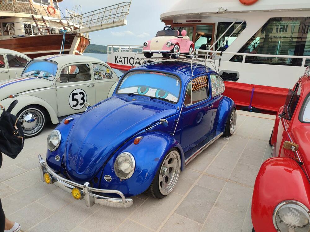 <p>Sa proizvodnih traka Volkswagena u Njemačkoj i širom svijeta popularni "kaffer" ili "buba", silazio je u kontinuitetu od 1945. do 2003. i napravljen je u više od 22 miliona primjeraka</p>