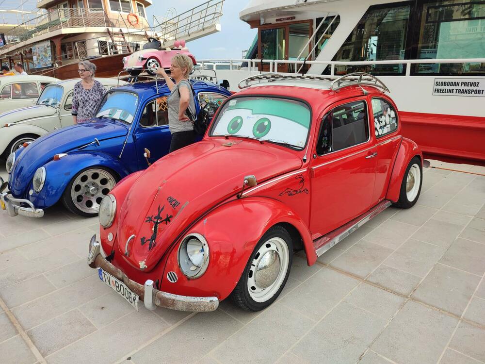 <p>Sa proizvodnih traka Volkswagena u Njemačkoj i širom svijeta popularni "kaffer" ili "buba", silazio je u kontinuitetu od 1945. do 2003. i napravljen je u više od 22 miliona primjeraka</p>