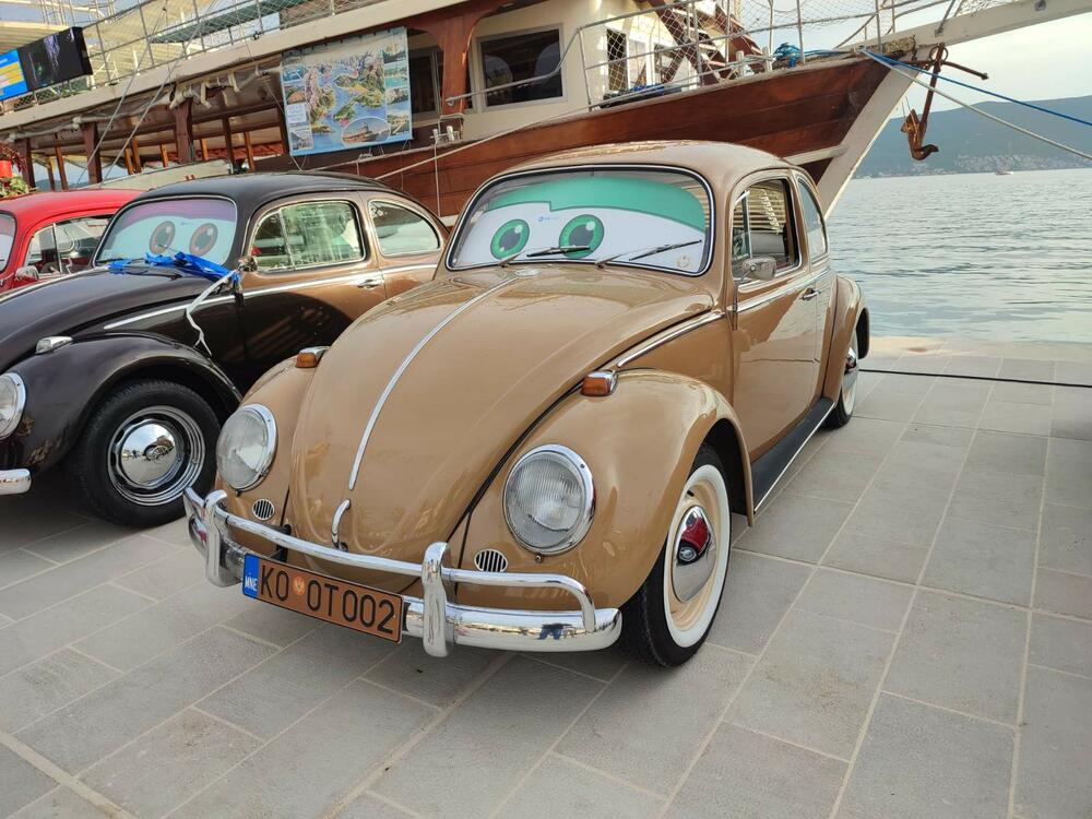 <p>Sa proizvodnih traka Volkswagena u Njemačkoj i širom svijeta popularni "kaffer" ili "buba", silazio je u kontinuitetu od 1945. do 2003. i napravljen je u više od 22 miliona primjeraka</p>
