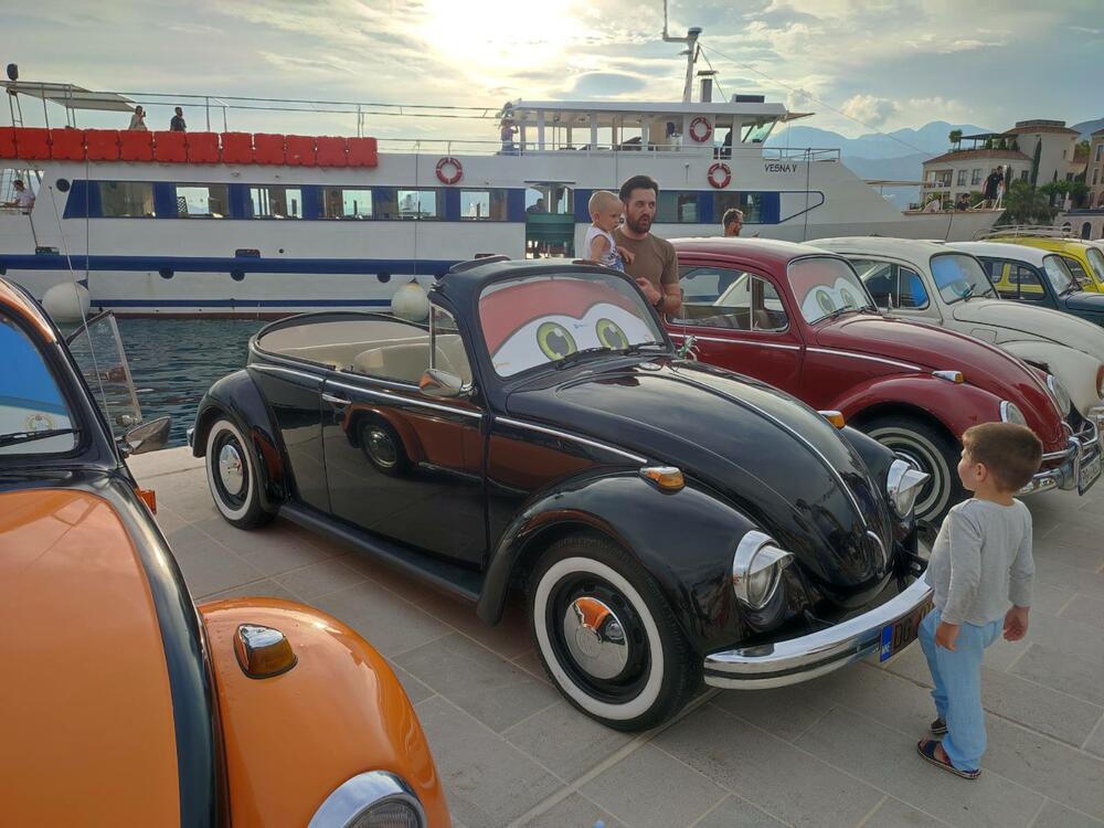 <p>Sa proizvodnih traka Volkswagena u Njemačkoj i širom svijeta popularni "kaffer" ili "buba", silazio je u kontinuitetu od 1945. do 2003. i napravljen je u više od 22 miliona primjeraka</p>