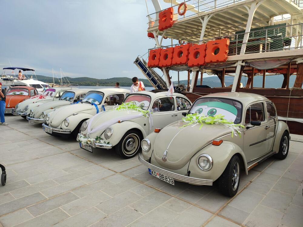 <p>Sa proizvodnih traka Volkswagena u Njemačkoj i širom svijeta popularni "kaffer" ili "buba", silazio je u kontinuitetu od 1945. do 2003. i napravljen je u više od 22 miliona primjeraka</p>