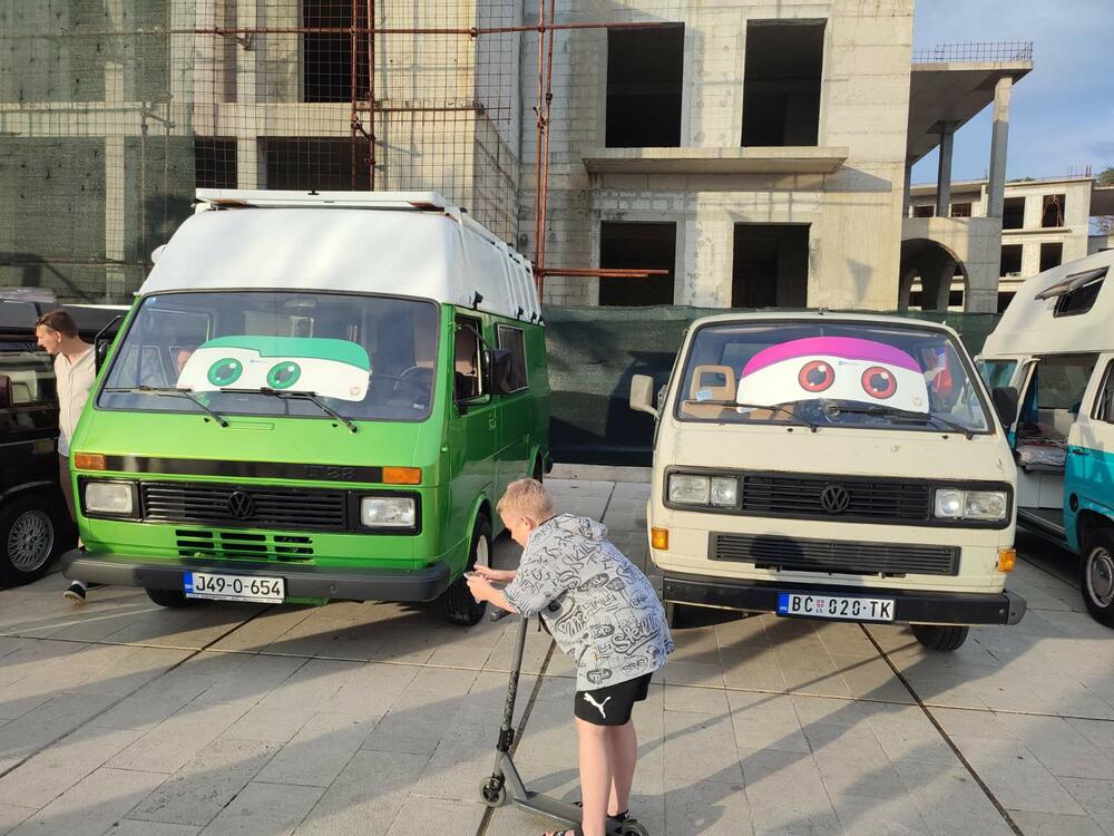 <p>Sa proizvodnih traka Volkswagena u Njemačkoj i širom svijeta popularni "kaffer" ili "buba", silazio je u kontinuitetu od 1945. do 2003. i napravljen je u više od 22 miliona primjeraka</p>