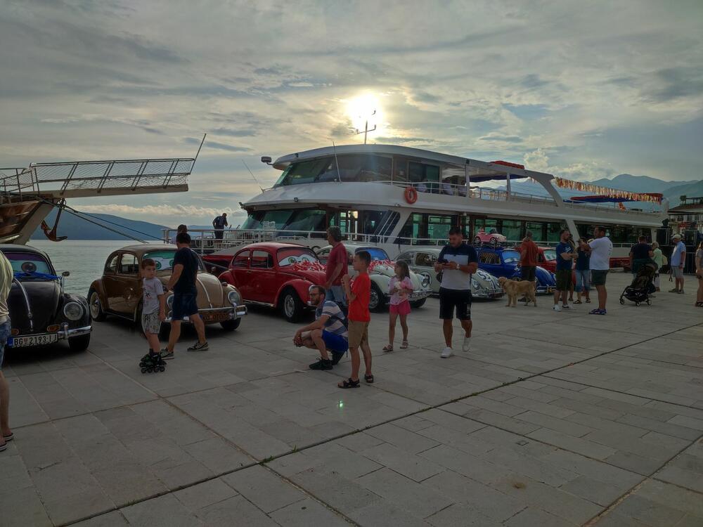 <p>Sa proizvodnih traka Volkswagena u Njemačkoj i širom svijeta popularni "kaffer" ili "buba", silazio je u kontinuitetu od 1945. do 2003. i napravljen je u više od 22 miliona primjeraka</p>