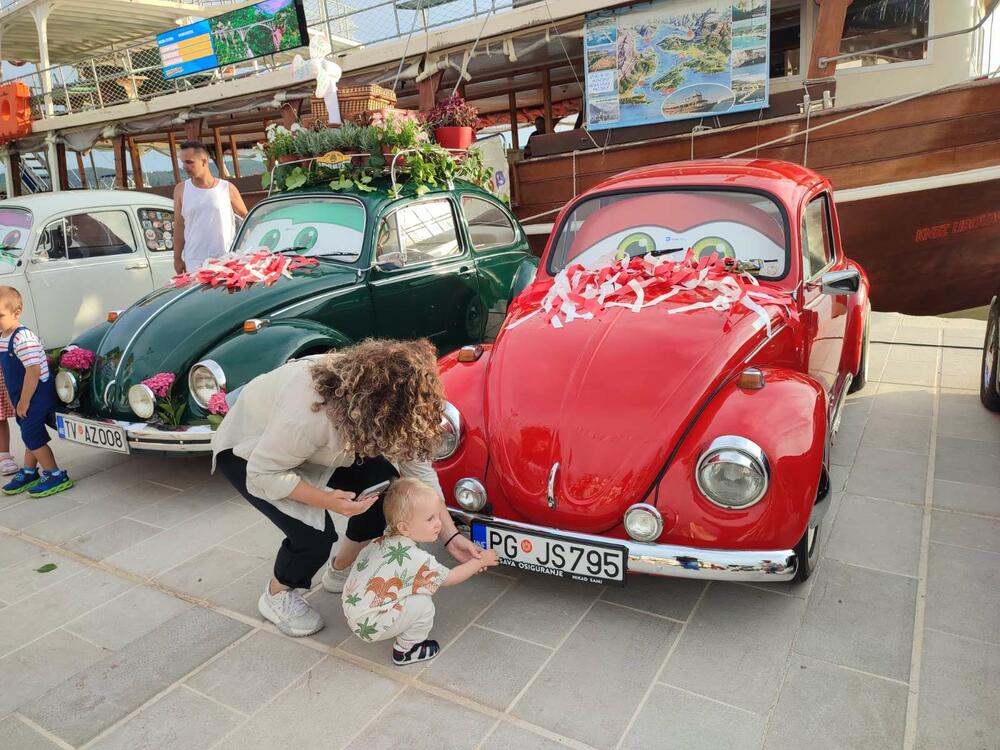 <p>Sa proizvodnih traka Volkswagena u Njemačkoj i širom svijeta popularni "kaffer" ili "buba", silazio je u kontinuitetu od 1945. do 2003. i napravljen je u više od 22 miliona primjeraka</p>